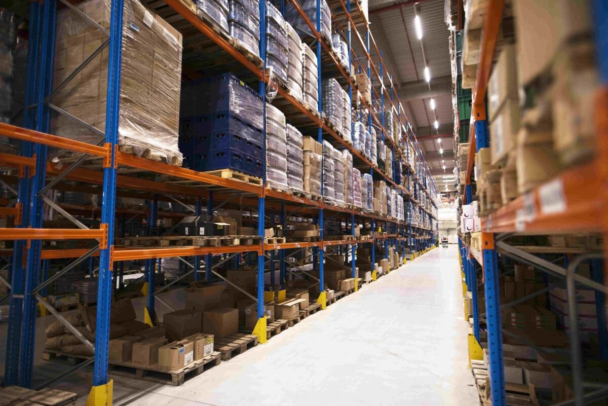 Paletli ürünlerle dolu depo rafları